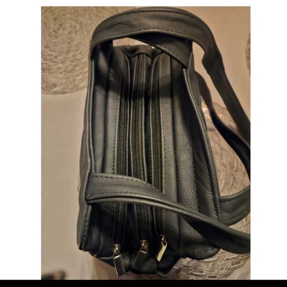 BIG PRICE DROP!!  Three Large Main Zippered Compartments Leather Handbag - Picture 2 of 12